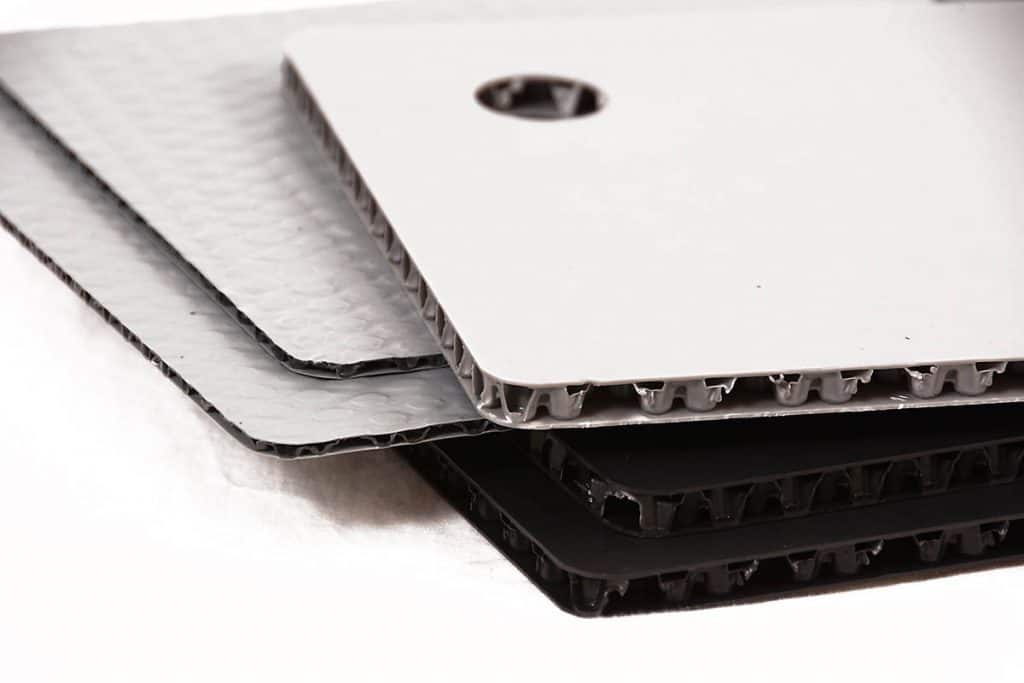 Our Aircell® air/structural chamber panels are true all-rounders: Light as a feather, heavy-duty, cost-effective, resistant to dirt, moisture, chemicals and rotting. With a patented 3D structure, Aircell® panels are 70 percent lighter than solid panels, but offer at least the same load-bearing capacity.